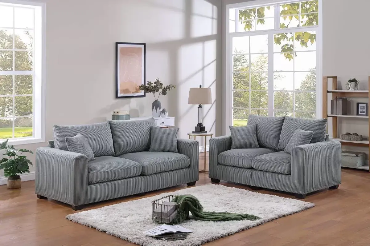 Juego de sala de dos piezas en Gris niebla: sofá y loveseat de pana con brazos cuadrados, vista oficial de Poundex 1 del juego exacto de sofá y loveseat F8427